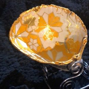 Beautiful decoupage cockle shell